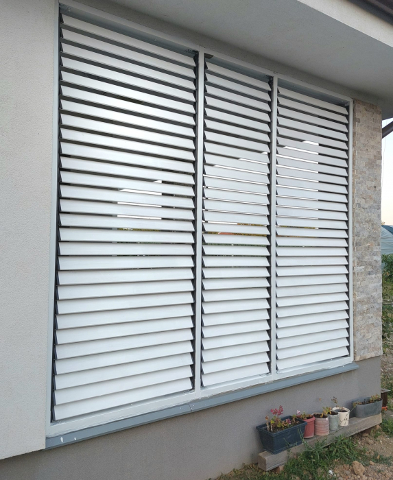 200 cm înălțime: kit complet Jaluzea reglabilă cu glisiere metalice + 22 lamele 100-130 cm din lemn de pin natur [22]