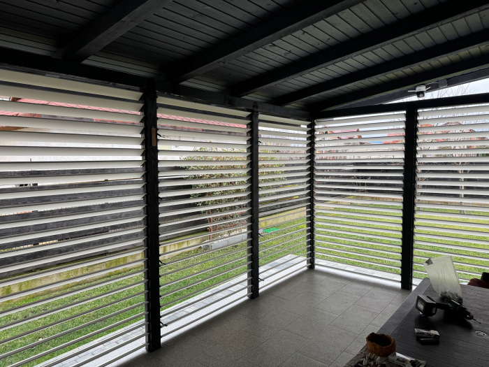 200 cm înălțime: kit complet Jaluzea reglabilă cu glisiere metalice + 22 lamele 100-130 cm din lemn de pin natur [38]