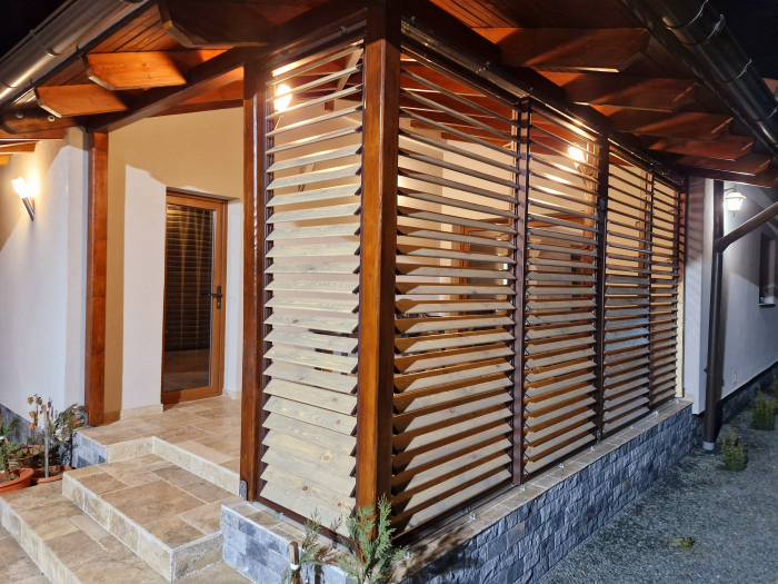 252 cm înălțime: kit complet Jaluzea reglabilă cu glisiere metalice + 28 lamele 100-130 cm din lemn de pin natur [1]