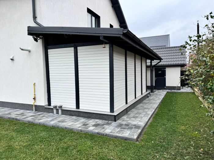 Jaluzele de terasa cu lamele ajustabile bioclimatice. Feronerie cu glisiere metalice. [13]