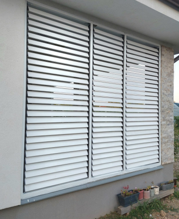 200 cm înălțime: kit complet Jaluzea reglabilă cu glisiere metalice + 22 lamele 100-130 cm din lemn de pin natur [21]