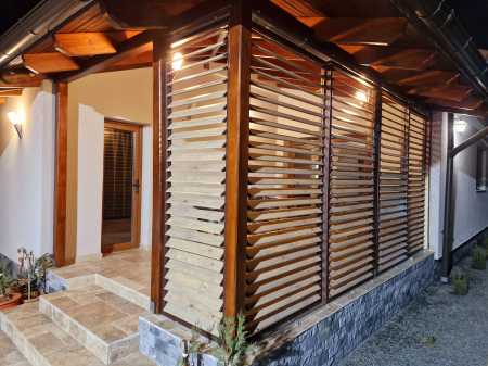 200 cm înălțime: kit complet Jaluzea reglabilă cu glisiere metalice + 22 lamele 100-130 cm din lemn de pin natur [27]