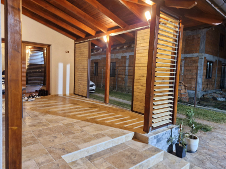 200 cm înălțime: kit complet Jaluzea reglabilă cu glisiere metalice + 22 lamele 100-130 cm din lemn de pin natur [23]