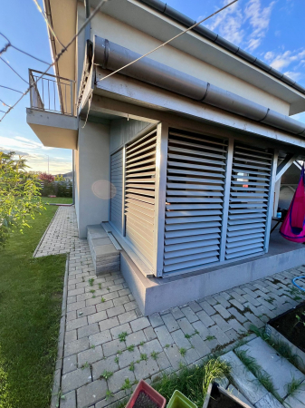200 cm înălțime: kit complet Jaluzea reglabilă cu glisiere metalice + 22 lamele 100-130 cm din lemn de pin natur [22]