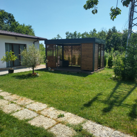 252 cm înălțime: kit complet Jaluzea reglabilă cu glisiere metalice + 28 lamele 100-130 cm din lemn de pin natur [28]
