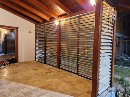 252 cm înălțime: kit complet Jaluzea reglabilă cu glisiere metalice + 28 lamele 100-130 cm din lemn de pin natur [1]