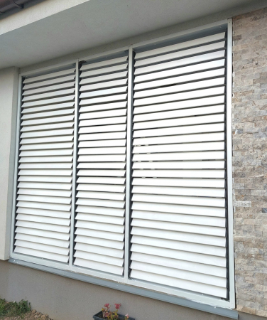 252 cm înălțime: kit complet Jaluzea reglabilă cu glisiere metalice + 28 lamele 100-130 cm din lemn de pin natur [30]