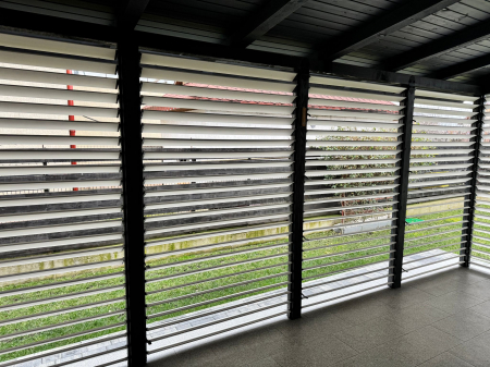 252 cm înălțime: kit complet Jaluzea reglabilă cu glisiere metalice + 28 lamele 100-130 cm din lemn de pin natur [25]