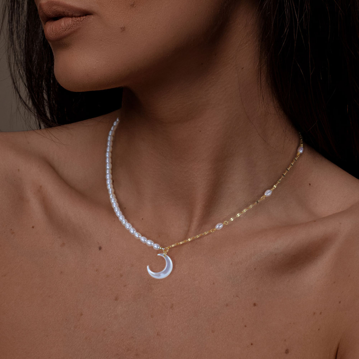 Colier din argint placat cu aur, perle de cultură și pandantiv semilună din sidef [2]