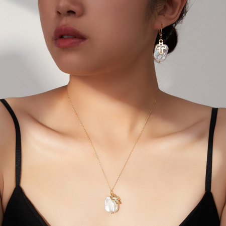 Cercei Cruce din argint 925 placat cu aur 14K cu perle naturale baroc și detaliu cruce [2]