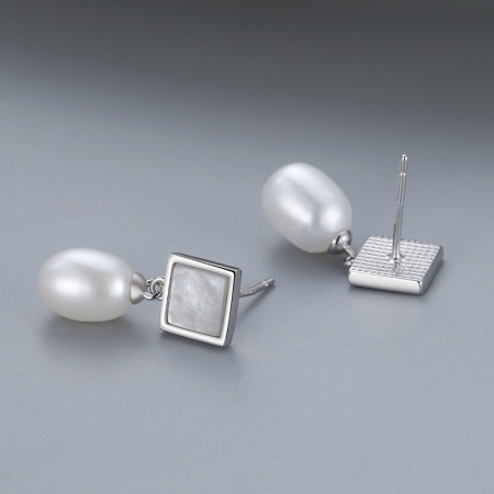 Cercei din argint cu perle naturale de cultură și sidef – eleganță subtilă și confort [1]