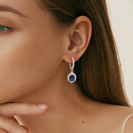 Cercei eleganți din argint 925 rodiat cu safir de sinteză