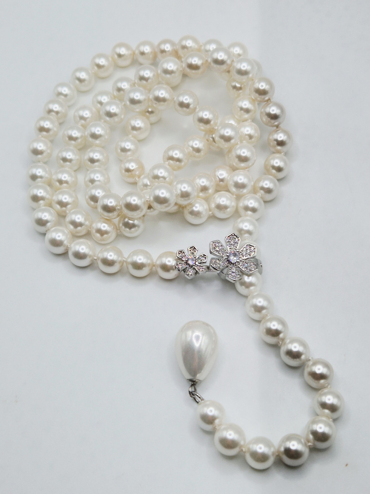 Colier delicat și lung din Perle tip Mallorca albe. Broșă argintie, poate fi fixată oriunde pe lungimea colierului. [4]