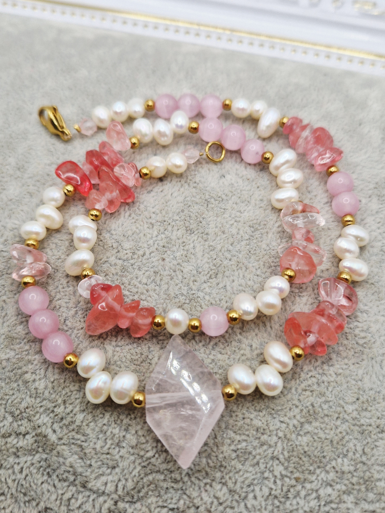 Colier jucaus din perle bob de orez, cuart roz si ochi de pisica roz. Inchizatoare inoxidabila aurie. [4]