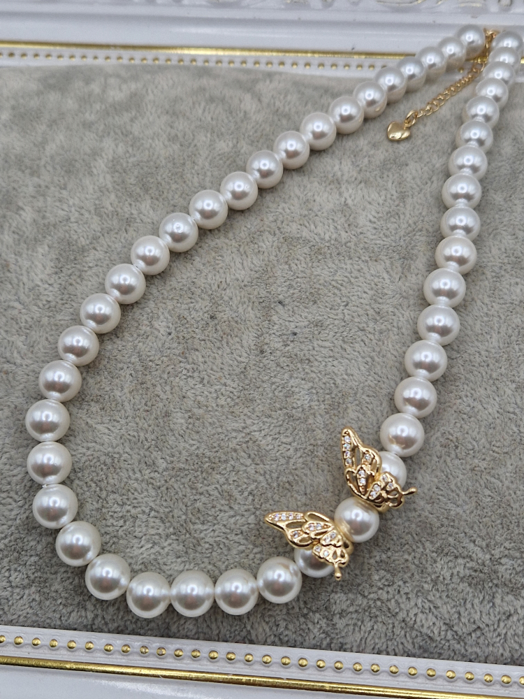 Colier realizat din Perle tip Mallorca albe si charm cubic zirconia sub forma de fluture. Inchidere din cupru placat cu aur 14k. [2]