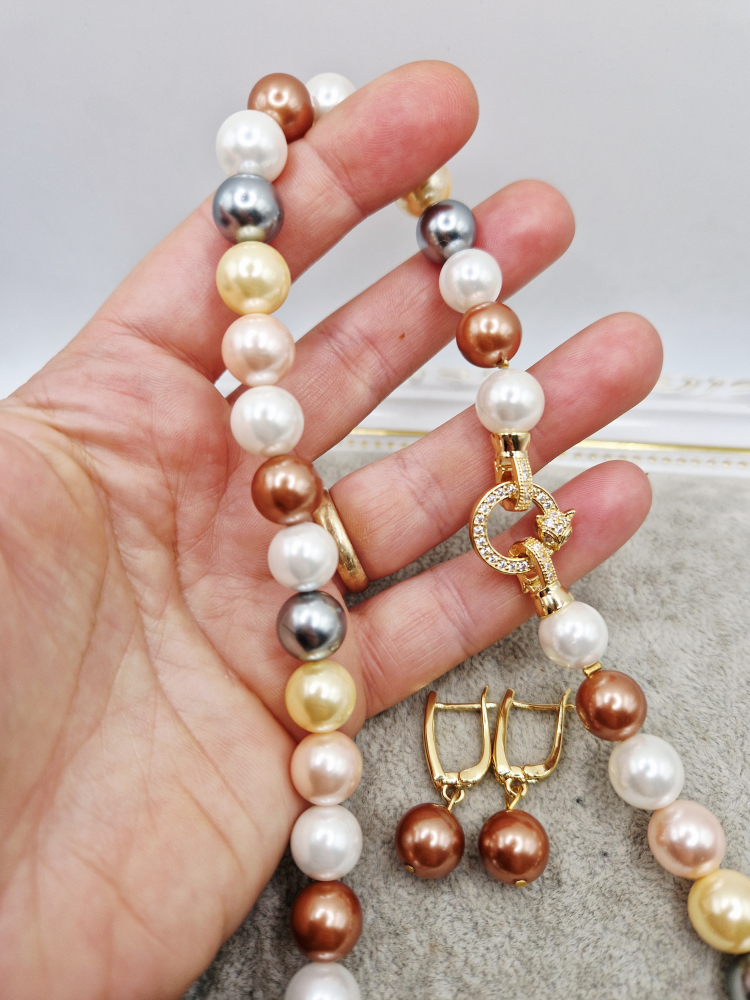 Set alcatuit din Colier si Cercei, realizat din perle tip Mallorca si cubic zirconia. Inchizatoare si tortite cubic zirconia, nu oxideaza. [3]