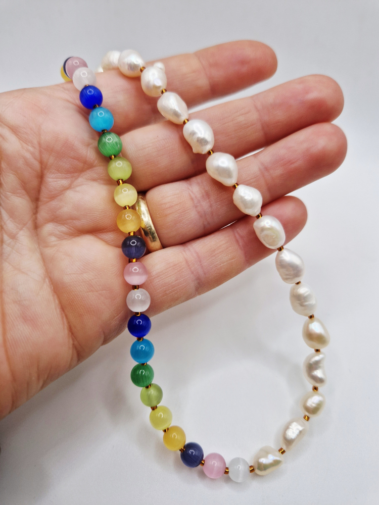 Colier delicat la baza gatului (choker) realizat din perle baroc naturale si ochi de pisica in diferite culori. [4]