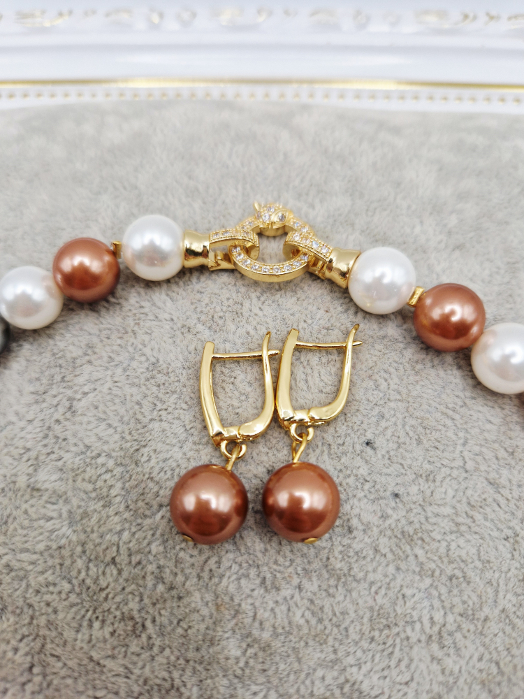 Set alcatuit din Colier si Cercei, realizat din perle tip Mallorca si cubic zirconia. Inchizatoare si tortite cubic zirconia, nu oxideaza. [2]