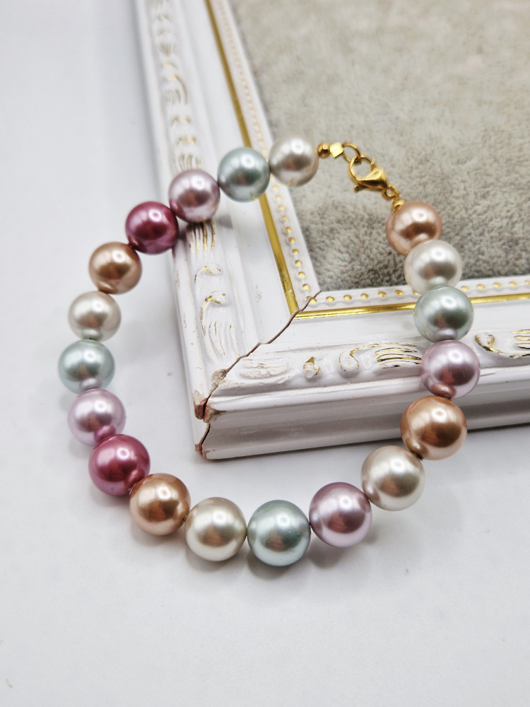 Bratara realizata din Perle tip Mallorca multicolore, nuante de lila, cu inchizatoare din inox. [2]