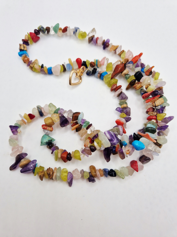 Colier din mixt de pietre semiprețioase, cu închizătoare din aliaj auriu. [4]