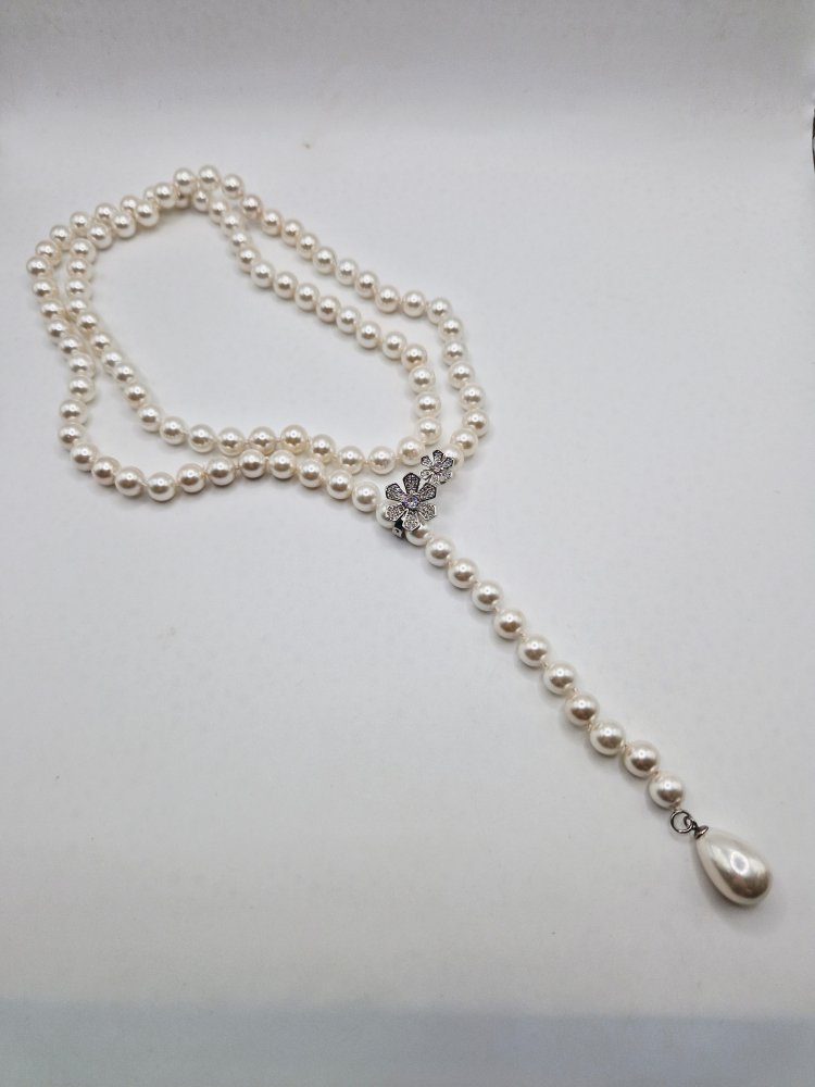 Colier delicat și lung din Perle tip Mallorca albe. Broșă argintie, poate fi fixată oriunde pe lungimea colierului. [2]