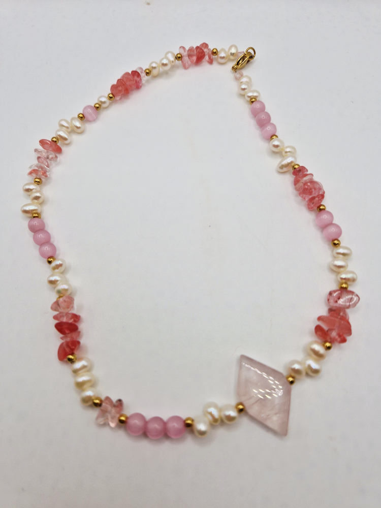 Colier jucaus din perle bob de orez, cuart roz si ochi de pisica roz. Inchizatoare inoxidabila aurie. [3]