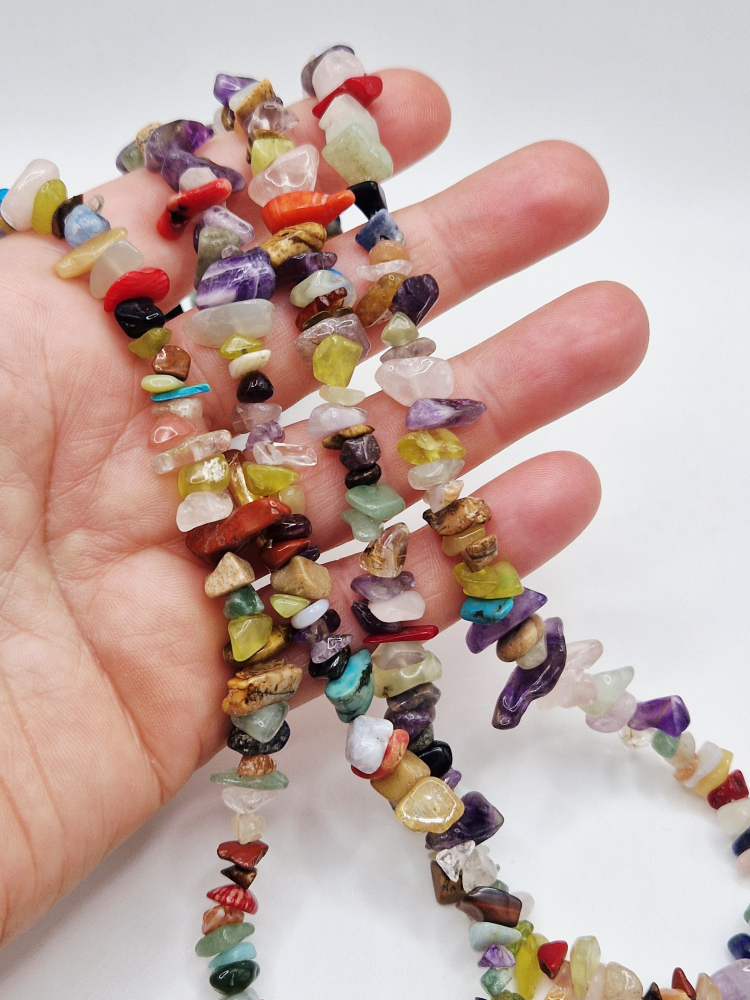 Colier din mixt de pietre semiprețioase, cu închizătoare din aliaj auriu. [3]