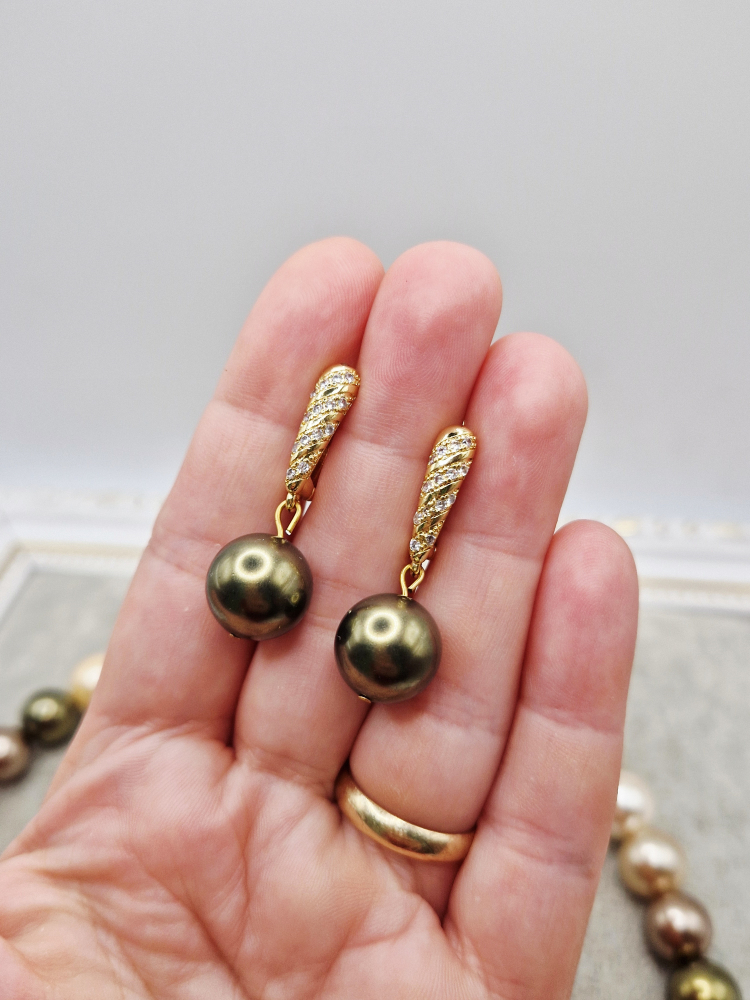 Set alcatuit din Colier si Cercei, realizat din Perle tip Mallorca multicolore (nuante de auriu, maro si kaki) si inchizatoare cubic zirconia. [3]