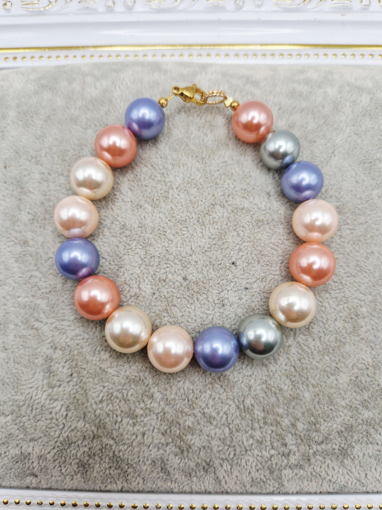 Bratara realizata din Perle tip Mallorca multicolore (nuante de roz, albastru si turcoaz), cu inchizatoare din inox auriu. [2]