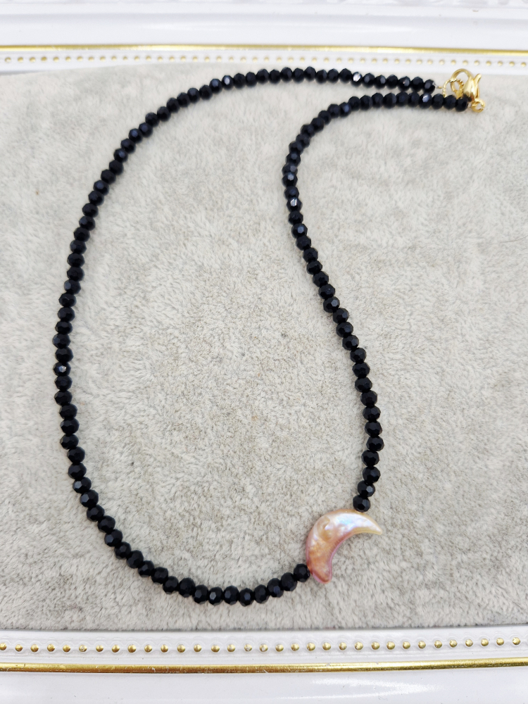 Choker / Cristale / Perla naturala semiluna Colier la baza gatului realizat din cristale negre si perla naturala sub forma de semiluna. [2]