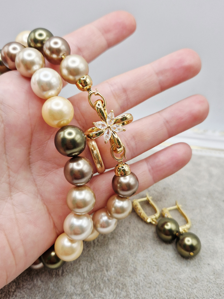 Set alcatuit din Colier si Cercei, realizat din Perle tip Mallorca multicolore (nuante de auriu, maro si kaki) si inchizatoare cubic zirconia. [4]