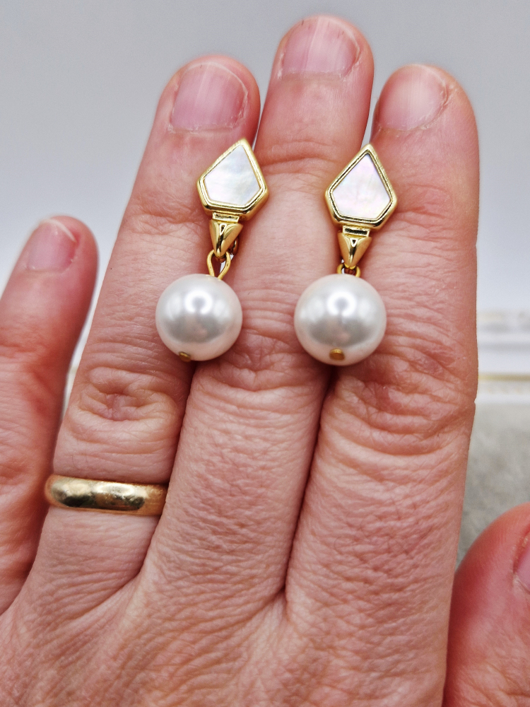 Cercei realizati din perle tip mallorca albe de 10mm si tortita placata cu aur cu sidef. Nu oxideaza si nu este alergica. [2]