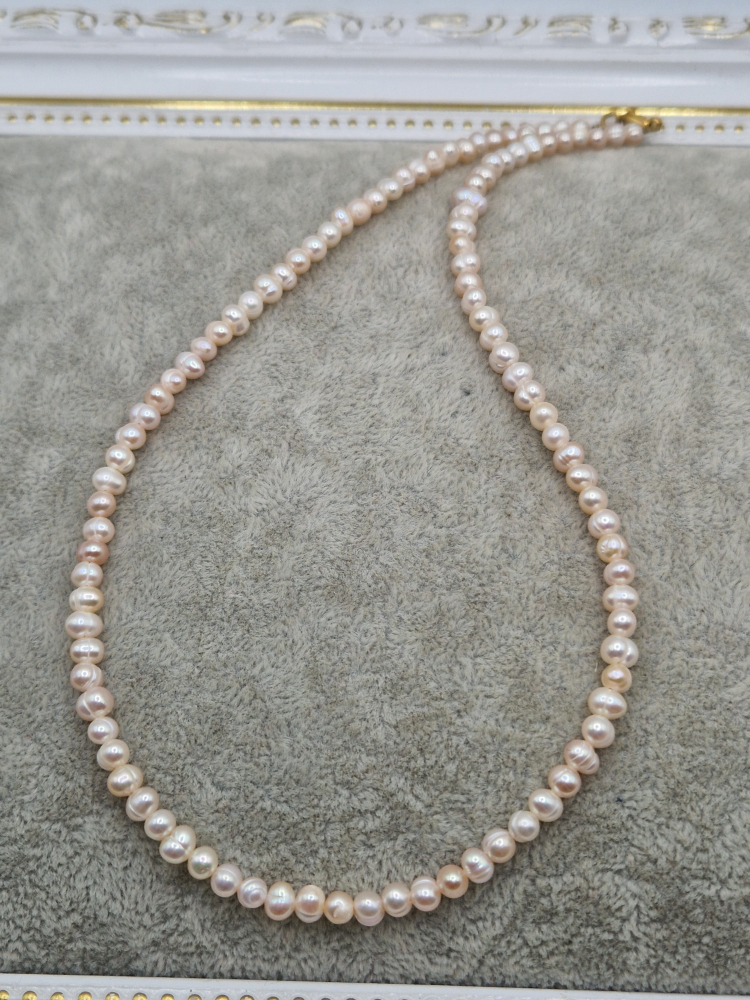 Colier la baza gatului realizat din perle minimaliste de 3x4mm si otel inoxidabil auriu. [2]