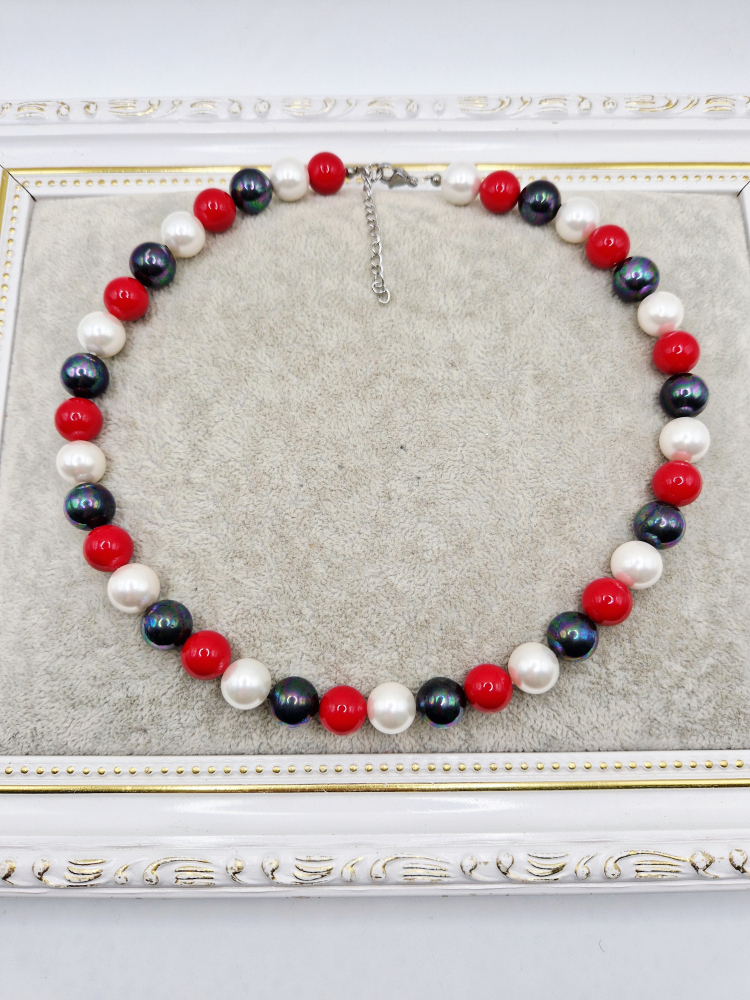 Colier realizat din Perle tip Mallorca in culorile: rosu, alb si negru. Inchizatoare din otel inoxidabil argintiu. [2]