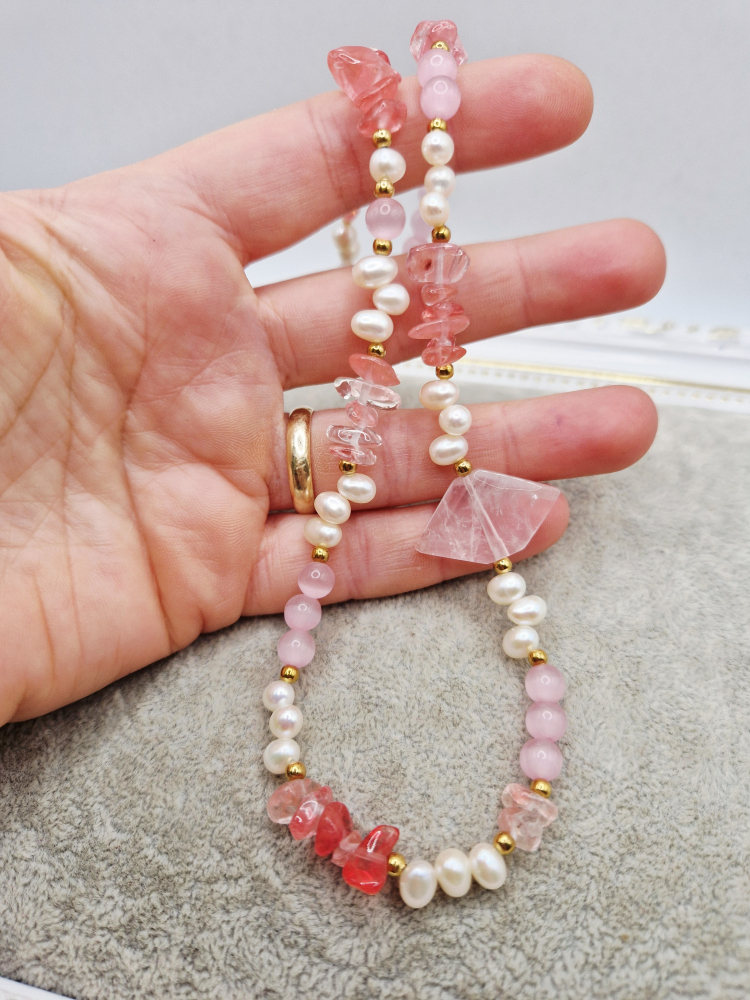 Colier jucaus din perle bob de orez, cuart roz si ochi de pisica roz. Inchizatoare inoxidabila aurie. [2]