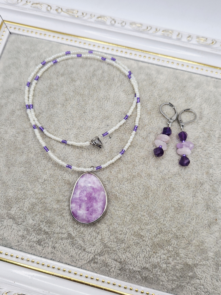 Set alcatuit din Colier din margele cu pandantiv din ametist si cercei din ametist. [3]