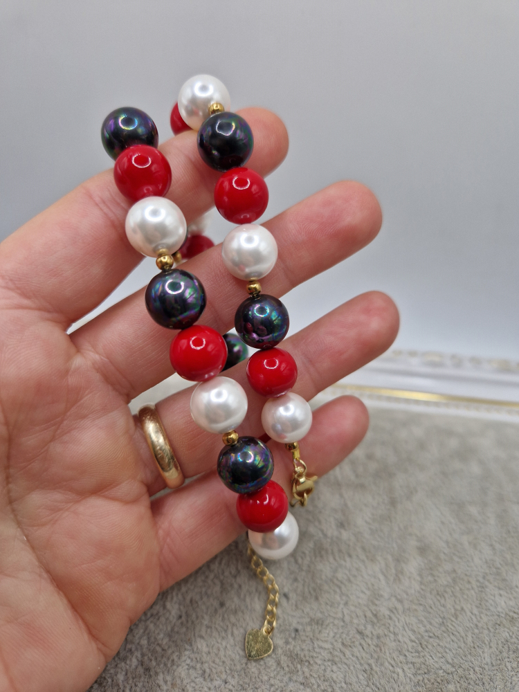 Colier realizat din Perle tip Mallorca in culorile: rosu, alb si negru. Inchizatoare din otel inoxidabil auriu. [4]