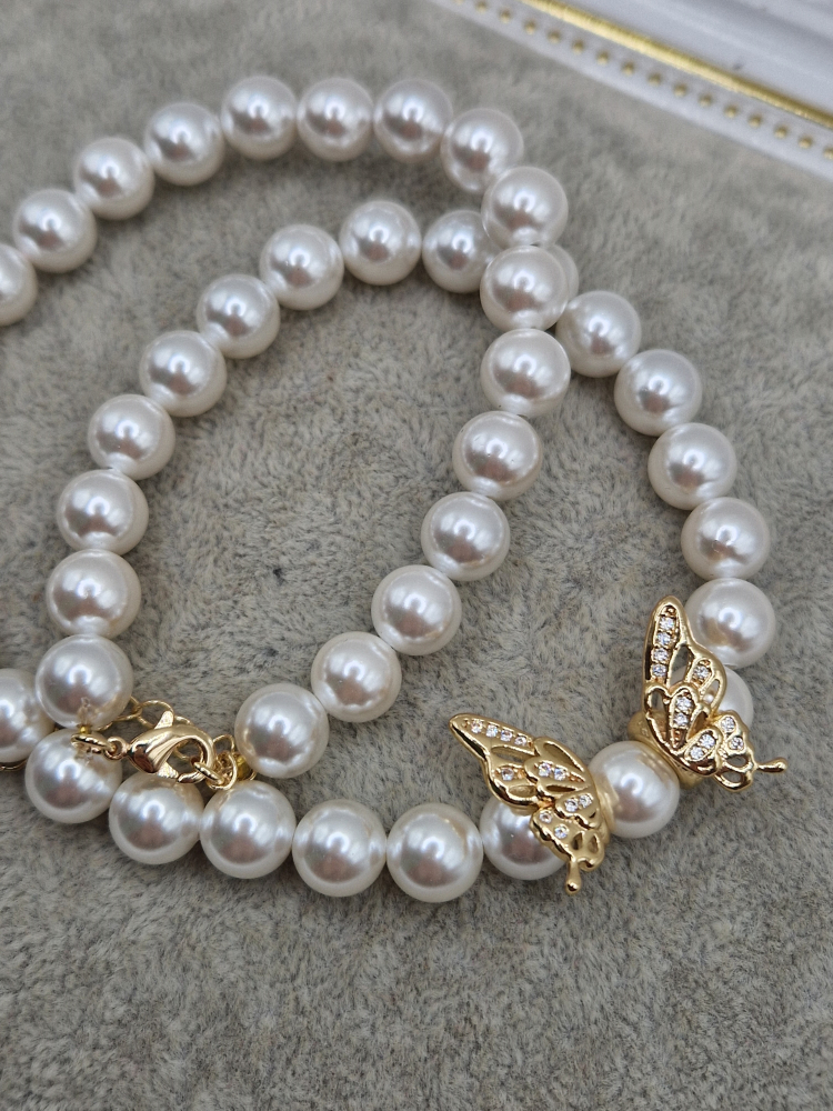 Colier realizat din Perle tip Mallorca albe si charm cubic zirconia sub forma de fluture. Inchidere din cupru placat cu aur 14k. [3]