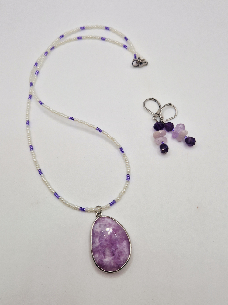 Set alcatuit din Colier din margele cu pandantiv din ametist si cercei din ametist. [2]