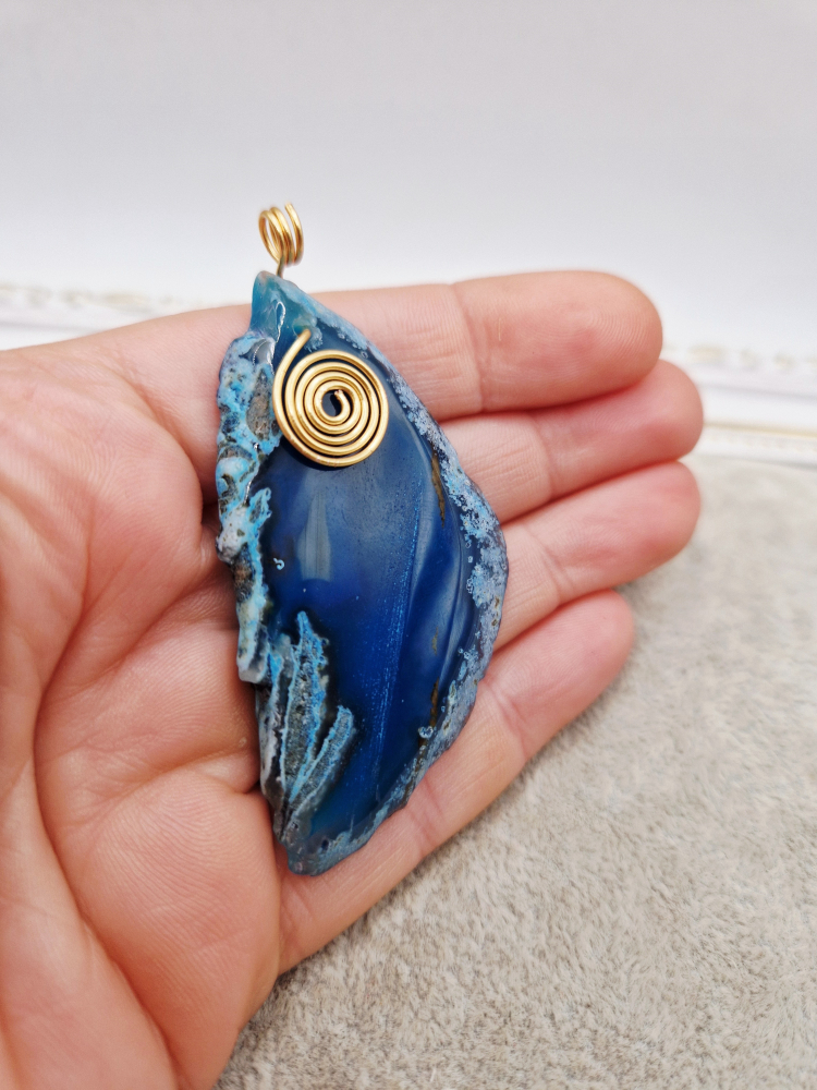 Pandantiv din Agata albastra cu anou si orificiu de 5mm. [2]