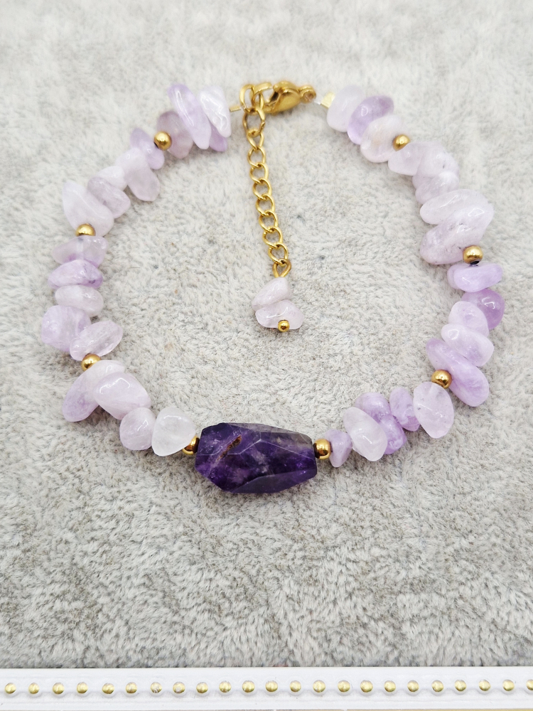 Bratara realizata din ametist chipsuri si ametist Chevron, cu sfere din inox presarate prin ea. Inchidere din inox auriu. [2]