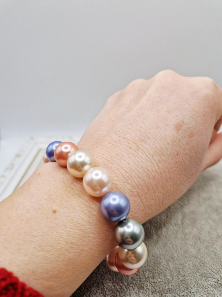 Bratara realizata din Perle tip Mallorca multicolore (nuante de roz, albastru si turcoaz), cu inchizatoare din inox auriu. [3]
