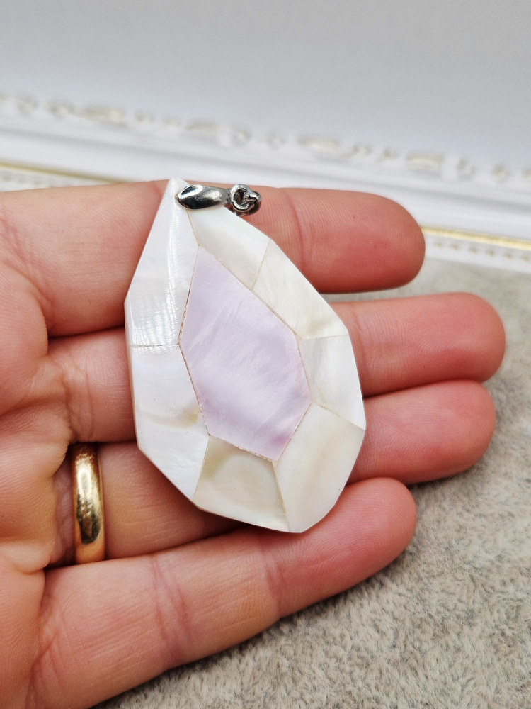 Pandantiv din scoica/sidef in forma hexagonala de 48x32mm, cu anou argintiu. [2]
