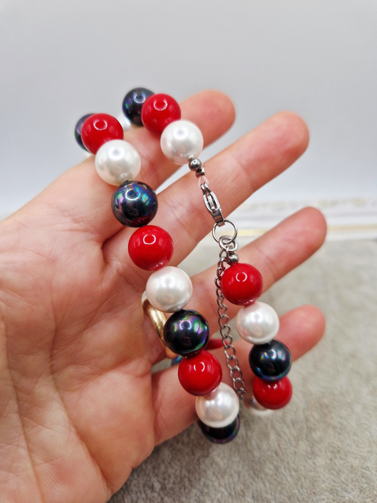 Colier realizat din Perle tip Mallorca in culorile: rosu, alb si negru. Inchizatoare din otel inoxidabil argintiu. [3]