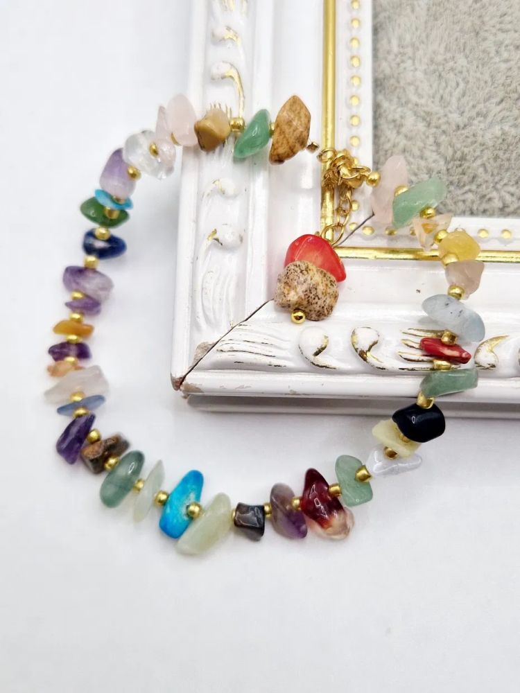 Brățară realizată din mix de piatre semiprețioase în diverse forme. [3]