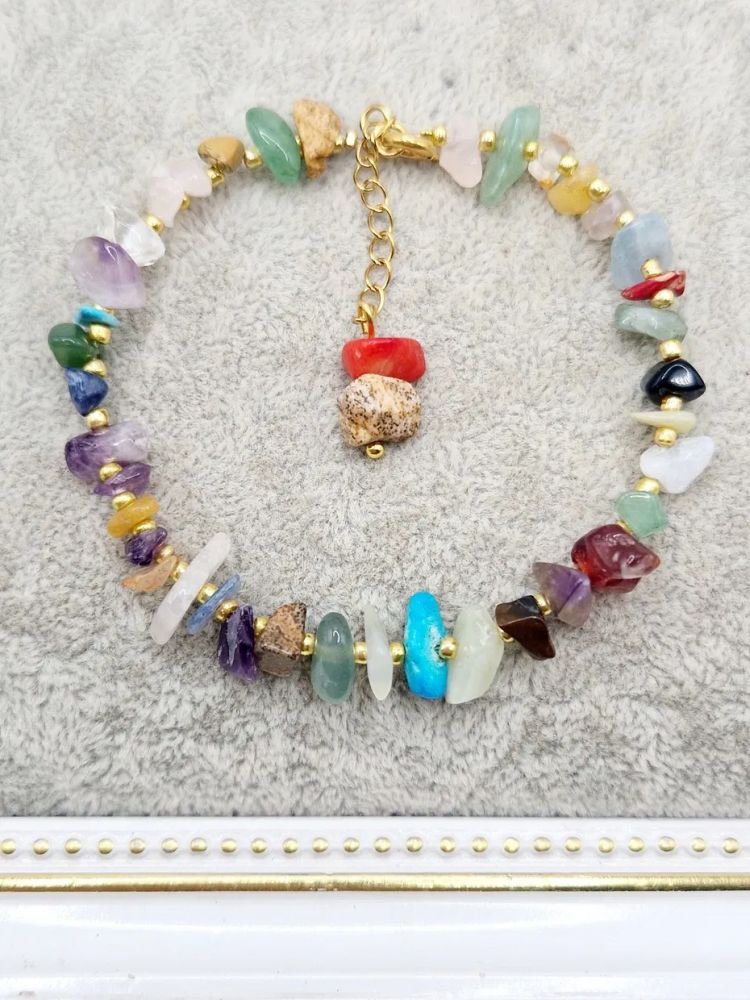 Brățară realizată din mix de piatre semiprețioase în diverse forme. [2]