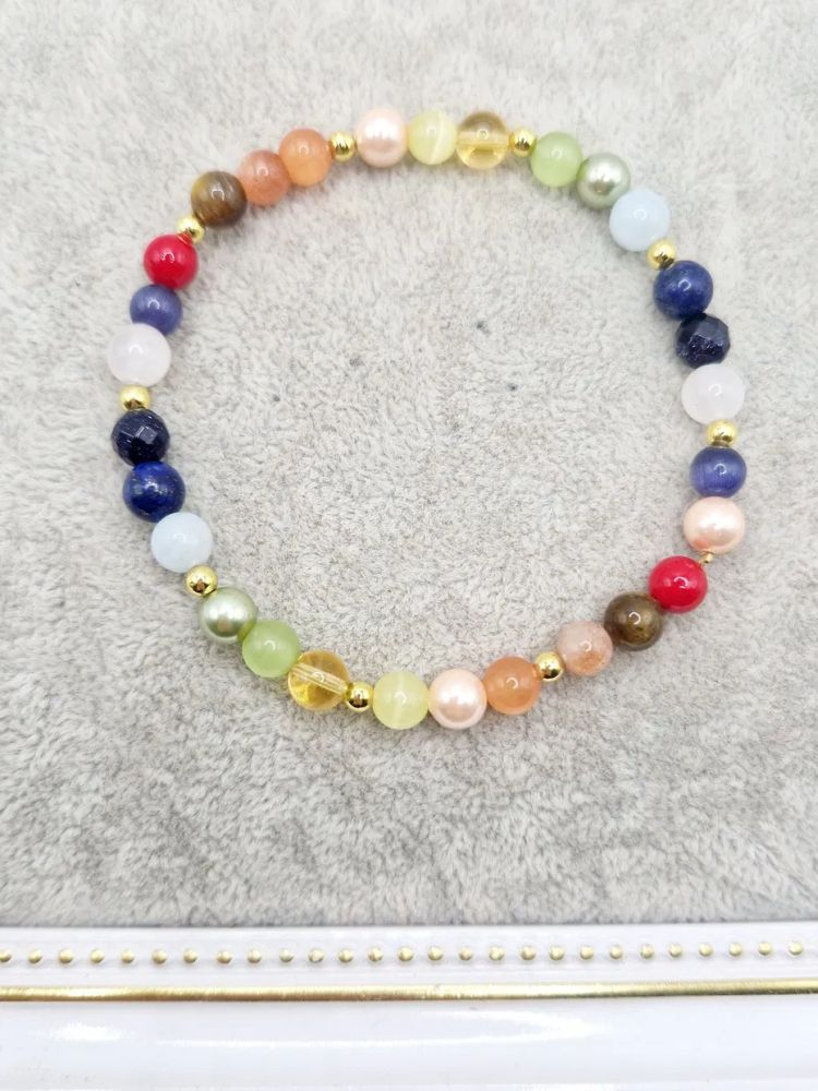 Brățară realizată din pietre semiprețioase precum: lapis lazuli, goldstone, ochi de pisică, acvamarin, ochi de tigru, piatra soarelui, citrin, cuarț, etc. [1]