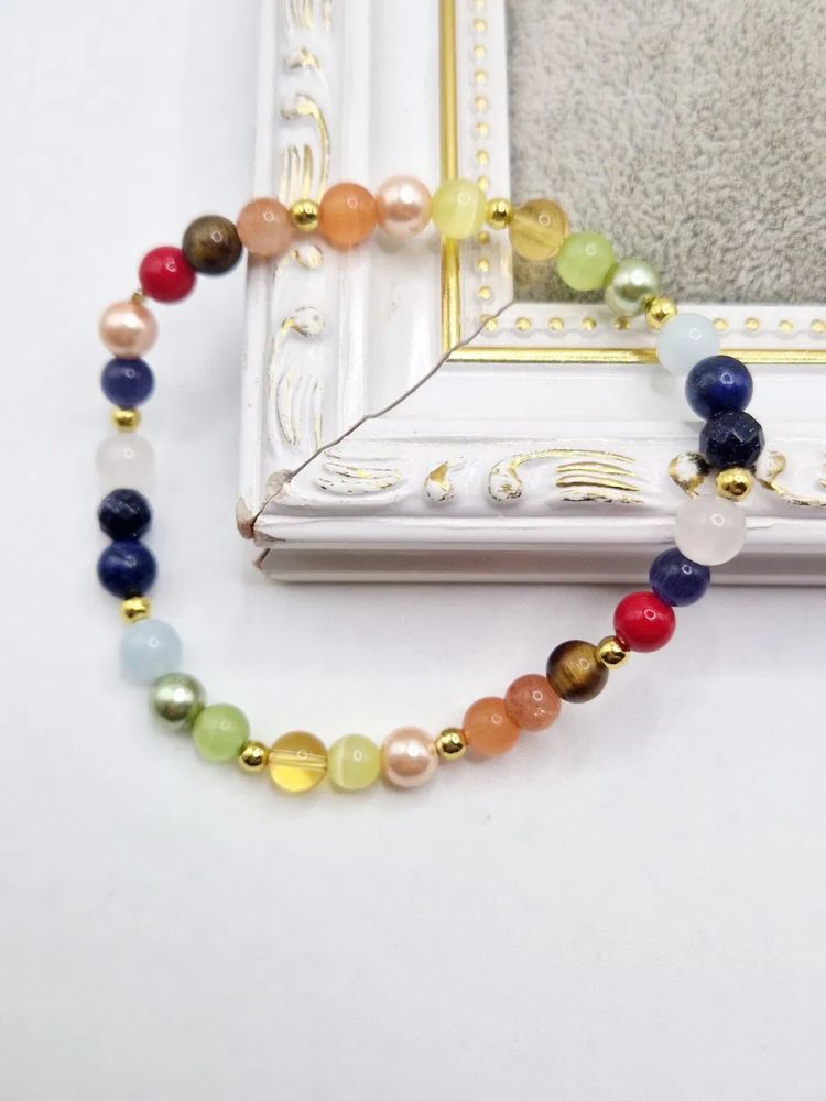Brățară realizată din pietre semiprețioase precum: lapis lazuli, goldstone, ochi de pisică, acvamarin, ochi de tigru, piatra soarelui, citrin, cuarț, etc. [2]