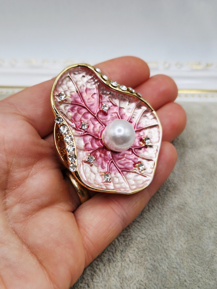 Brosa care se prinde cu magnet de haina / bluza / sacou. Dimensiune 4.5cm. [2]