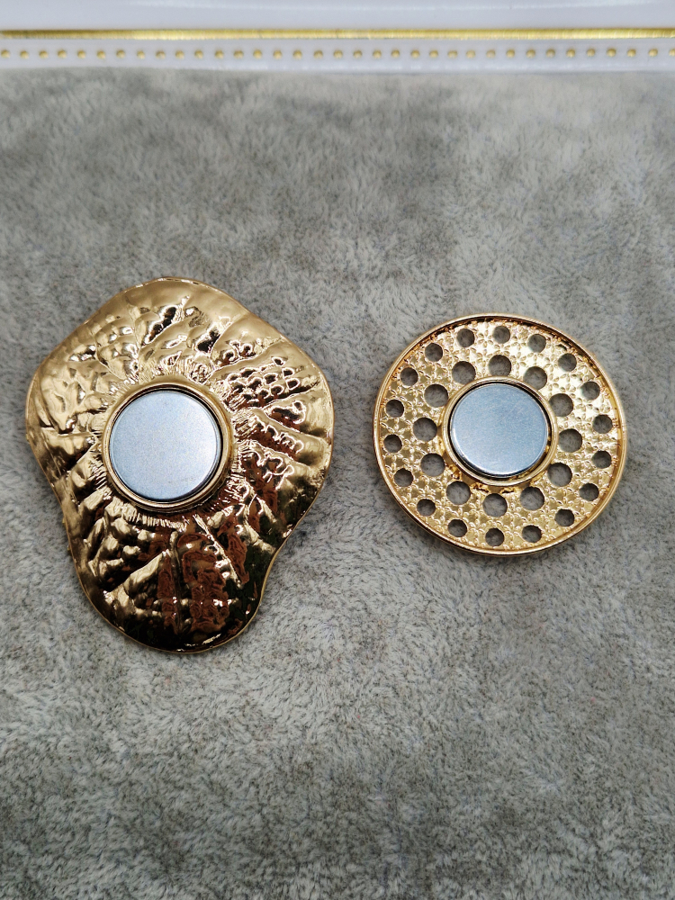 Brosa care se prinde cu magnet de haina / bluza / sacou. Dimensiune 4.5cm. [3]